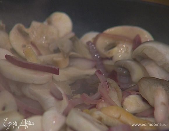 Выложить в сковороду нарезанные грибы, укроп, посолить, поперчить и обжаривать несколько минут.