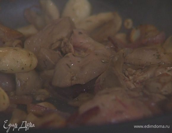 Добавить куриную печенку и жарить все вместе 3–4 минуты.