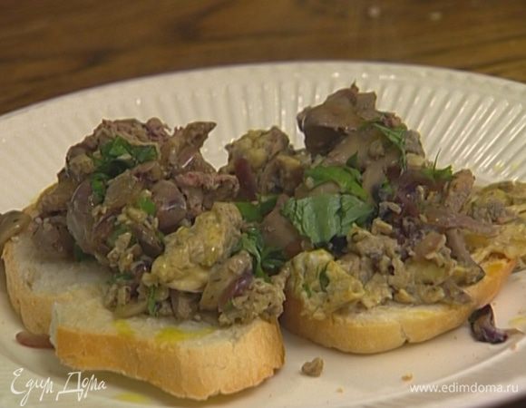 Зеленый лук и базилик мелко нарезать, добавить к омлету, порубить все вместе ножом и выложить на тосты.