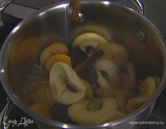 Добавить лавровый лист, кардамон, предварительно разломив его, гвоздику, палочку корицы, бадьян.