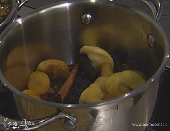 Поставить все на плиту и на медленном огне уварить до состояния густого соуса. 