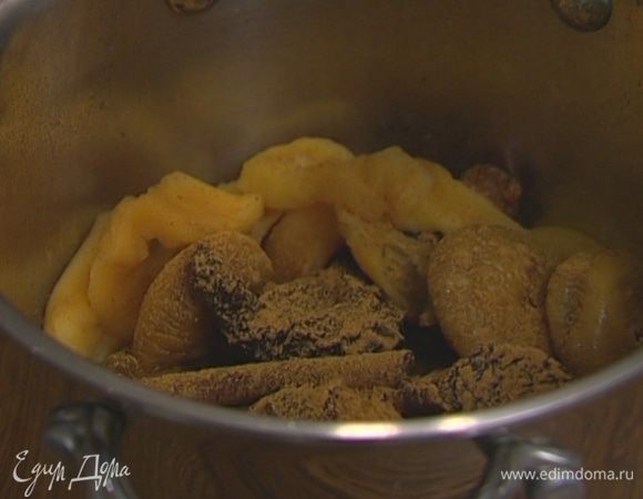 Добавить к сухофруктам мускатный орех, молотую корицу и имбирь, все перемешать. 