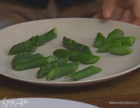Спаржу опустить в кипящую воду и отваривать в течение 3 минут, затем срезать грубые кончики. 