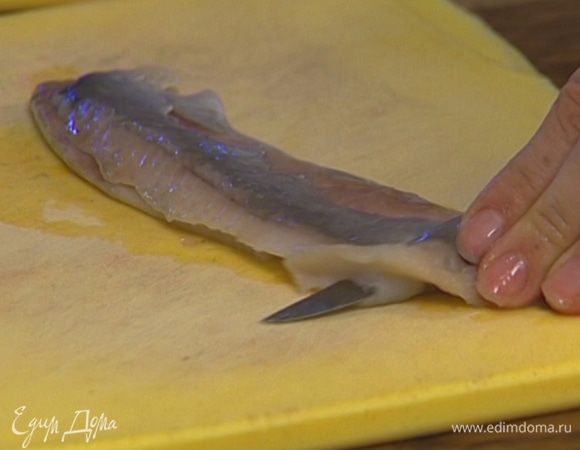 Филе сельди разрезать вдоль так, чтобы получилось в общей сложности 10 полосок.  