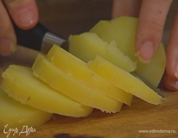 Картофель отварить в мундире (очень важно не переварить, чтобы не рассыпался!), почистить и нарезать кружками примерно 1 см толщиной.