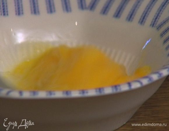 Яйцо слегка взбить вилкой.