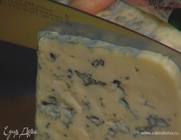 Сыр нарезать плоскими кусочками.