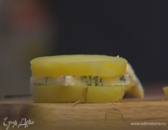 На каждый кружок картофеля положить кусочек сыра, сверху накрыть вторым кружком картофеля.