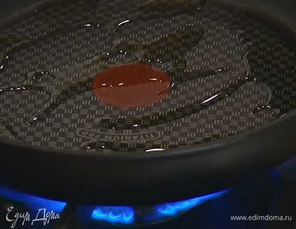 Разогреть в сковороде оливковое масло.