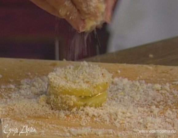 Обмакнуть картофельный сэндвич в яйцо и обвалять в хлебной крошке.