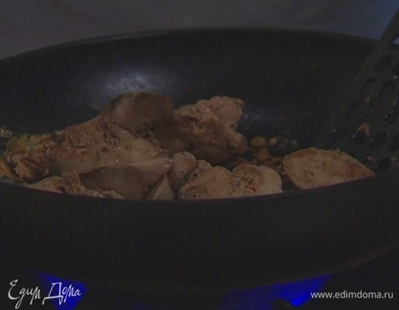 Соль вместе с перцем растереть в ступке, обвалять в этой смеси куриную печенку и обжаривать в тяжелой разогретой сковороде без добавления масла по нескольку минут на каждой стороне.