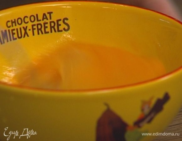 Яйца взбить со щепоткой соли. 