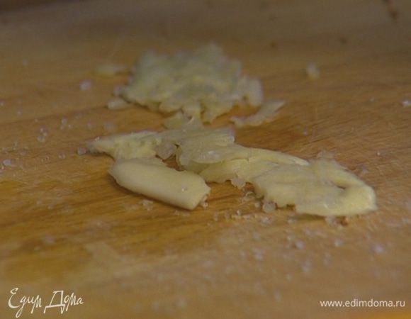 Чеснок почистить и растереть со щепоткой соли и перца в кашицу плоской стороной ножа. 