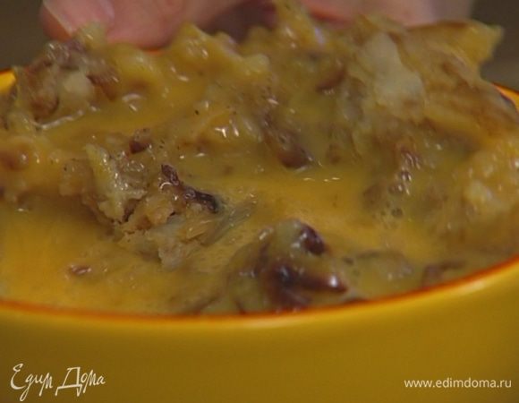 Жареный картофель размять вилкой, добавить чеснок и взбитые яйца, все перемешать. 