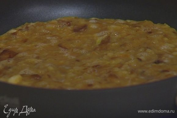 Разогреть в сковороде оставшееся растительное масло, выложить картофельно-яичную массу, накрыть крышкой и жарить 3 минуты. Перевернуть и жарить омлет на другой стороне еще 2–3 минуты.