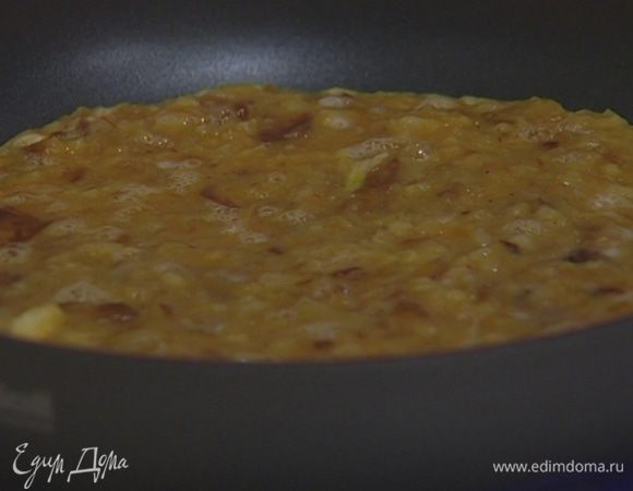 Разогреть в сковороде оставшееся растительное масло, выложить картофельно-яичную массу, накрыть крышкой и жарить 3 минуты. Перевернуть и жарить омлет на другой стороне еще 2–3 минуты. 
