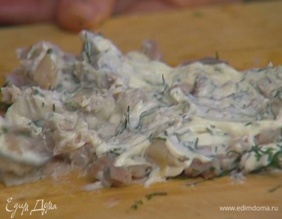 Сельдь мелко нарезать, добавить половину укропа, сыр и все перемешать. 