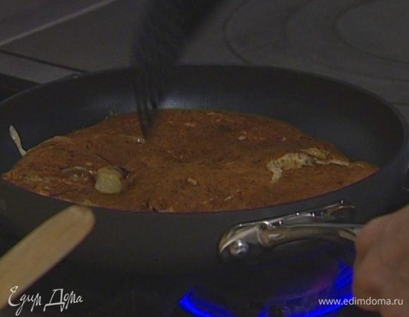 Разрезать омлет вдоль пополам и нарезать на небольшие треугольники. 