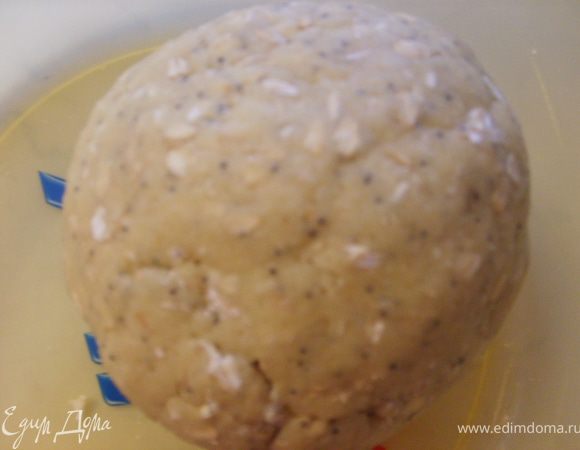 скатать в шар, пусть полежит немного ** мне очень нравится это тесто, тем что оно очень быстро пропекается и оно не такое тяжелое и даже можно сказать полезное, за счет овсянки, кунжута в нем)