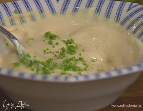 Приготовить заправку, перемешав сливочный сыр, васаби, имбирь, соевый соус, сок и цедру лайма.