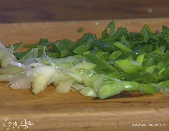 Зеленый лук порезать тонко наискосок.