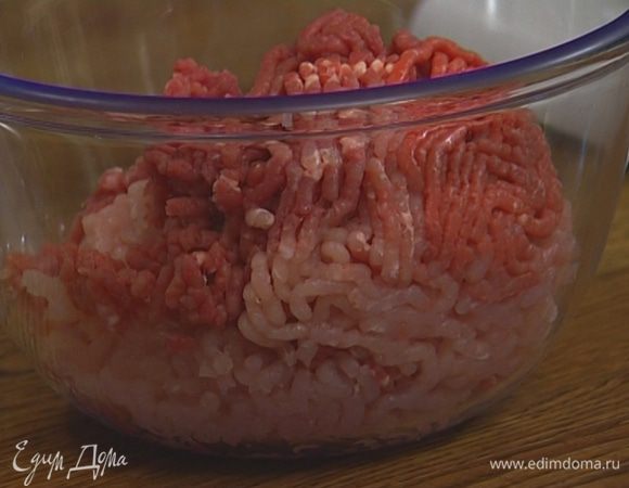 Все мясо вымыть, порезать и пропустить через мясорубку.