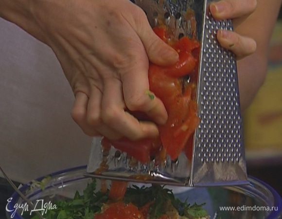 Крупный помидор натереть на терке.