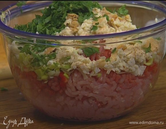 Добавить в мясо сладкий перец, лук-порей, петрушку, хлеб, яйцо, мускатный орех, горчицу, натертый помидор, посолить и поперчить, все вымешать.