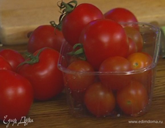 Небольшие помидоры порезать четвертинками, помидоры черри — половинками.