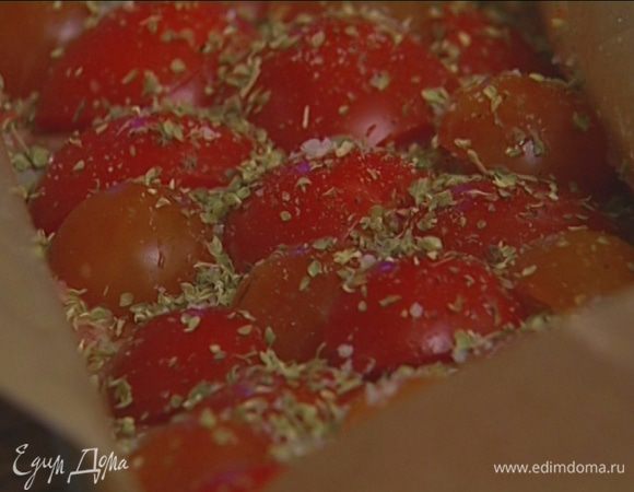 По всей поверхности мяса разложить нарезанные помидоры. Посолить и поперчить, присыпать орегано.