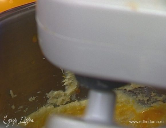 Растереть с сахаром 100 г предварительно размягченного сливочного масла. 