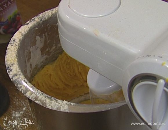 Добавить желтки, оба вида муки, разрыхлитель, цедру лимона, пол чайной ложки ванильного экстракта и вымешать все до состояния однородной массы. 