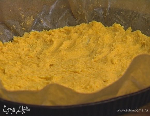 Разъемную форму выстелить бумагой для выпечки, смазать бумагу сливочным маслом и выложить на нее тесто тонким слоем. Выпекать корж 12—15 минут. Охладить.