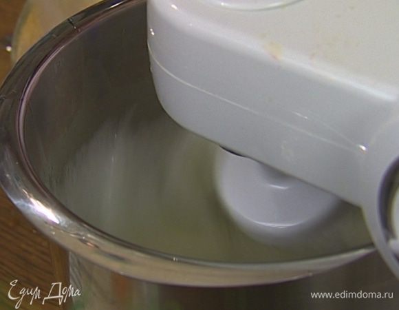 Охлажденные белки взбить со щепоткой соли в крепкую пену. 