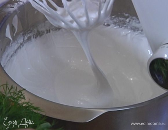 Не переставая взбивать, влить уксус, затем постепенно ввести сахарную пудру. Добавить пол чайной ложки ванильного экстракта. 