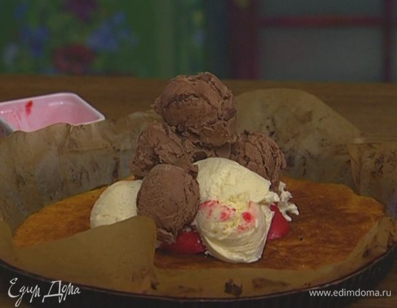 В центр остывшего коржа выложить горкой шарики мороженого.