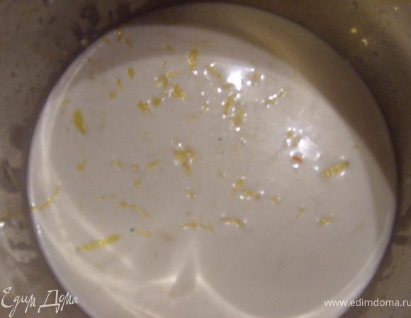 Еще 100 гр. сливок 20% нагреваем на медленном огне с цедрой лимона