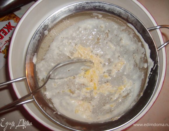 После процеживаем и отставим в сторонку, в сите должны остаться крупинки желатина и лимонная цедра, а пока займемся кремом