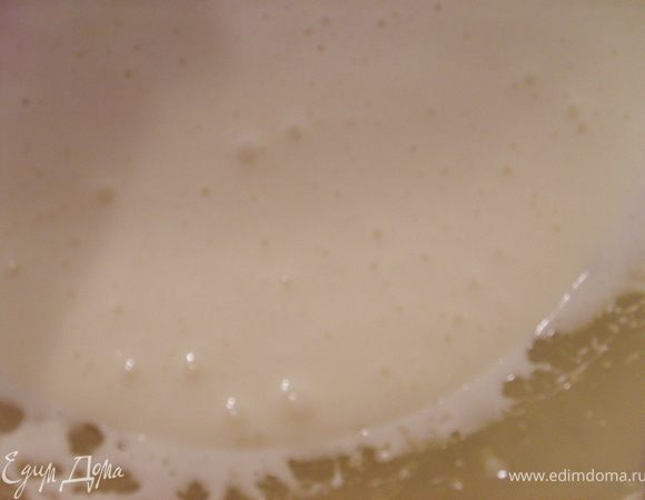 Желтки и ванильный сахар взбиваем до "побеления" желтков
