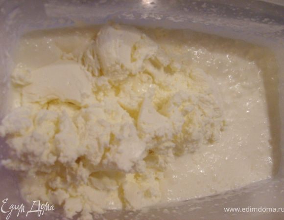 Вливаем в желтки желатиново-сливочную смесь, добавляем сыр и опять взбиваем
