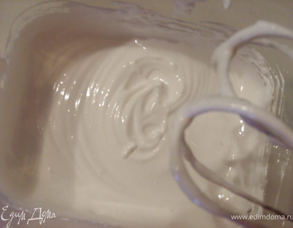 Теперь наши белки взбить до "пиков"