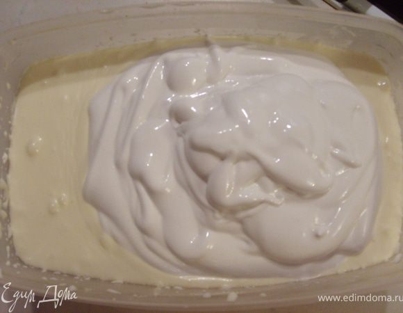 Выкладываем их к нашему крему и осторожно все вымешиваем ложкой сверху вниз, а то все опадет