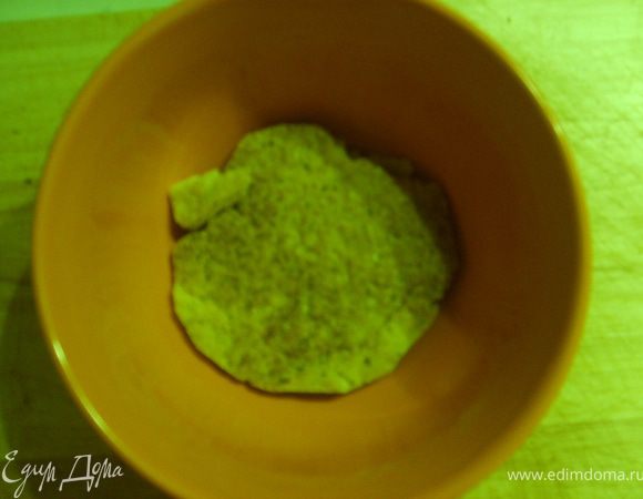 вырезаем корж по диаметру формочек(у меня немного обломался) и кладем его на дно формочки