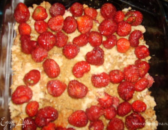 С самого начала я думала, что сделаю весь десерт вот в таких оранжевых пиалушках,для пущего поднятия настроения, а после передумала и решила сделать их сразу в такой вот большой стеклянной форме,для эффектного вида, куда тоже уложила остатки коржа- кофе - ягоды