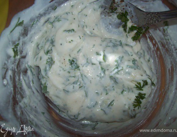 плавленный сыр и йогурт достать из холодильника и дождаться пока они станут комнатной температуры. (при такой жаре ждать не долго). и тчательно перемешать, выдавить зубчик чеснока, добавить рубленную зелень. я добавляла укроп петрушку и пару листиков мяты. Опять все тчательно перемешать, накрыть крышкой и убрать в холодильник до подачи на стол..)