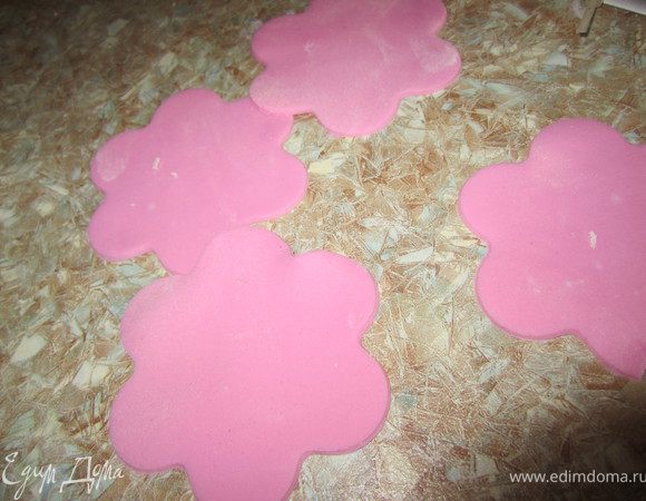 Раскатать мастику.
Вырезать цветочки.
