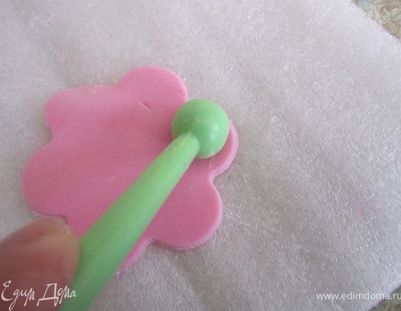 Немного разгладить края цветочков.