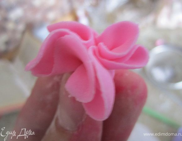 Взять один цветочек и собирать его.
Обрезать немного кончик.
