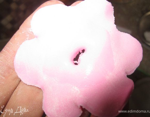 Во втором цветочке сделать отверстие.
Немного смазать водой( совсем немножко).