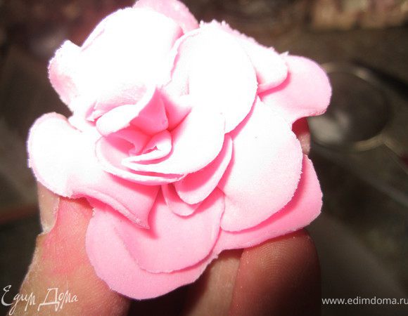 Вложить собранный цветочек.
Повторить еще раз.